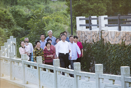 2015年5月25日，習(xí)近平總書記在浙江省舟山市定海區(qū)干覽鎮(zhèn)新建社區(qū)視察。