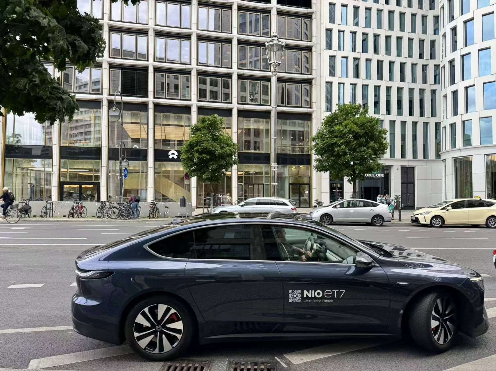 消費者在蔚來柏林智能駕駛中心前試駕電動汽車。 人民網(wǎng)記者 李強(qiáng)攝