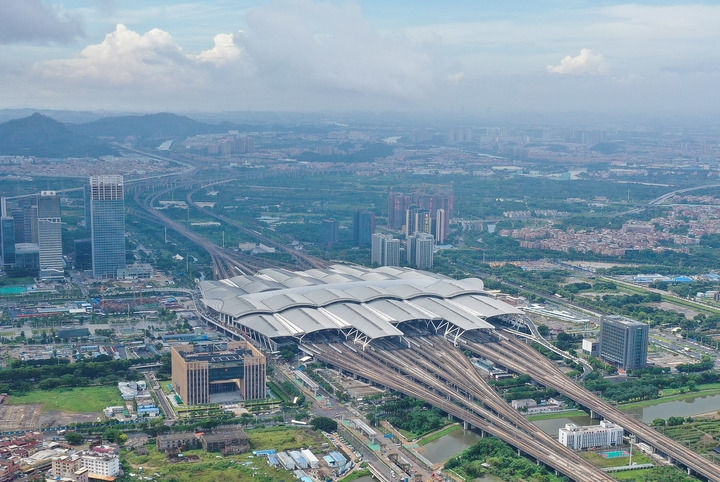 這是2024年6月23日拍攝的廣州南站（無(wú)人機(jī)照片）。新華社記者 劉大偉 攝
