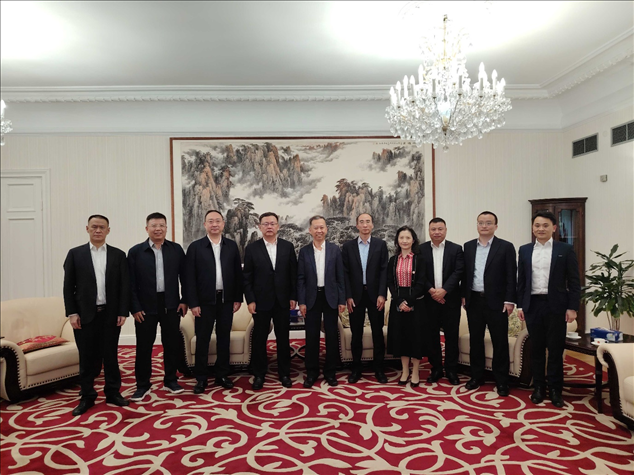 中國(guó)駐瑞典大使崔愛(ài)民（左五）會(huì)見(jiàn)中國(guó)中鐵股份有限公司總裁陳文健一行并合影。中國(guó)駐瑞典大使館供圖