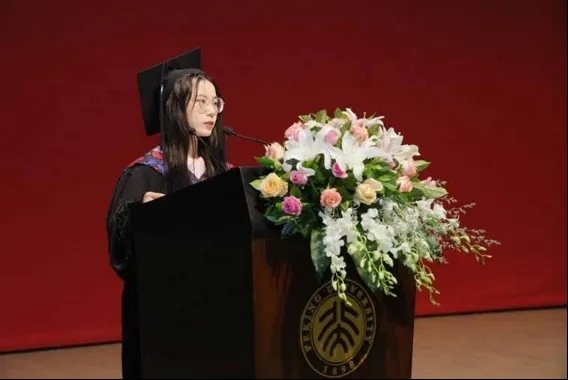 鐘芳蓉在北京大學(xué)考古文博學(xué)院畢業(yè)典禮上發(fā)言。校方供圖