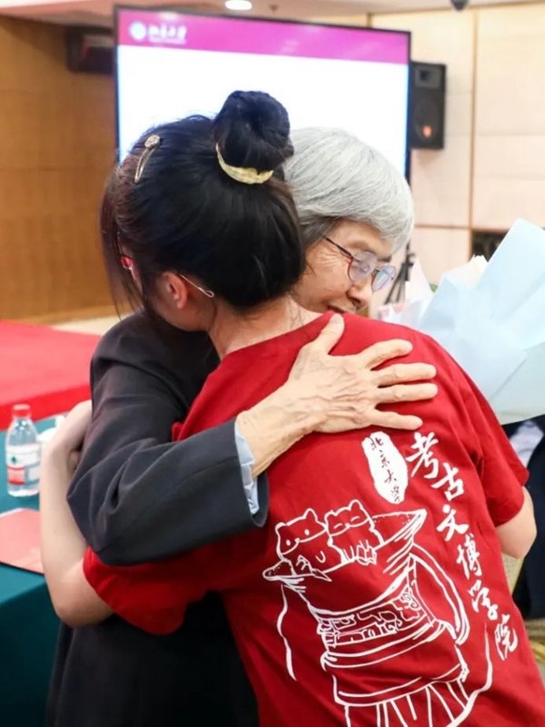 2023年，在校友向母校捐贈(zèng)儀式上，鐘芳蓉與樊錦詩(shī)擁抱。校方供圖