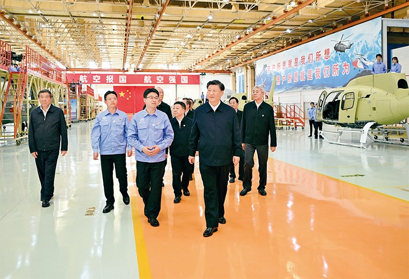 2023年10月10日至13日，中共中央總書記、國家主席、中央軍委主席習近平在江西考察。這是11日上午，習近平在景德鎮(zhèn)市昌河飛機工業(yè)（集團）有限公司考察。 新華社記者 燕雁/攝