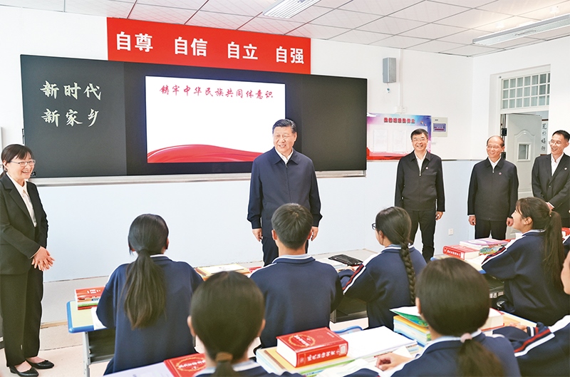 2024年6月18日至19日，中共中央總書記、國家主席、中央軍委主席習近平在青?？疾臁＿@是18日下午，習近平在果洛西寧民族中學(xué)高一（1）班觀摩“新時代、新家鄉(xiāng)”主題思政課。 新華社記者 鞠鵬/攝