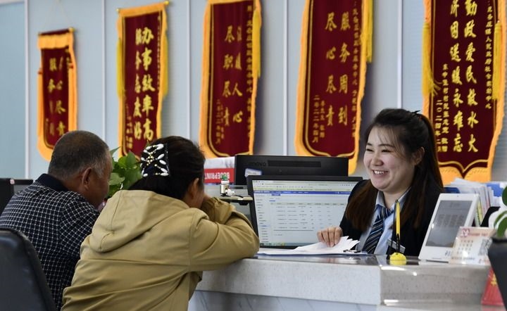 2024年3月25日，北京市大興區(qū)龐各莊鎮(zhèn)政務(wù)服務(wù)中心的工作人員耐心為群眾解答問題。大興區(qū)龐各莊鎮(zhèn)政務(wù)服務(wù)中心用“最多跑一次”的工作理念為企業(yè)和群眾提供了便利化、精準(zhǔn)化、個(gè)性化的衍生服務(wù)。新華社記者 李欣 攝