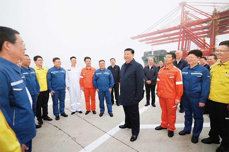 2024年5月22日至24日，中共中央總書記、國家主席、中央軍委主席習近平在山東考察。這是22日下午，習近平在日照港親切慰問港口科技工作者、運營人員、航運人員。 新華社記者 鞠鵬/攝
