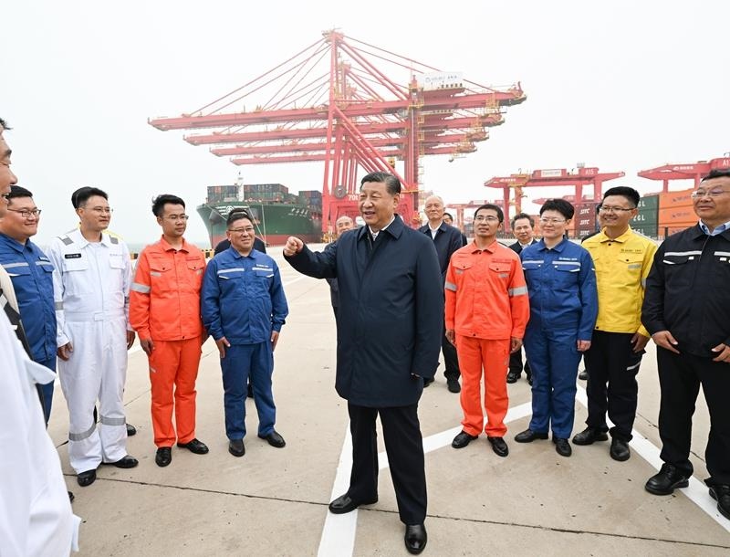 △2024年5月22日，習(xí)近平總書(shū)記在山東日照港親切慰問(wèn)港口科技工作者、運(yùn)營(yíng)人員、航運(yùn)人員。