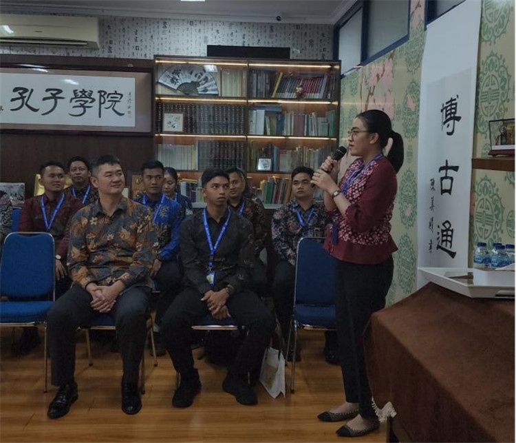 警察學(xué)員用漢語進行自我介紹 ?；顒又鬓k方供圖