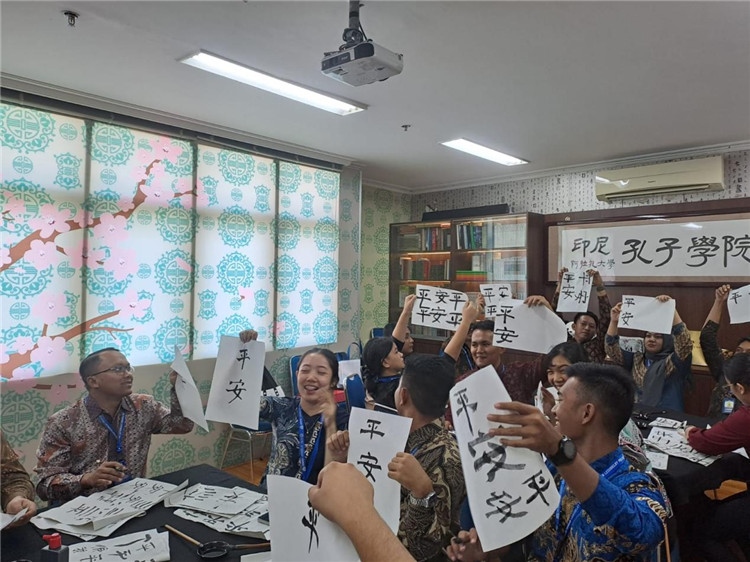 警察學(xué)員們展示書法學(xué)習(xí)成果。活動主辦方供圖