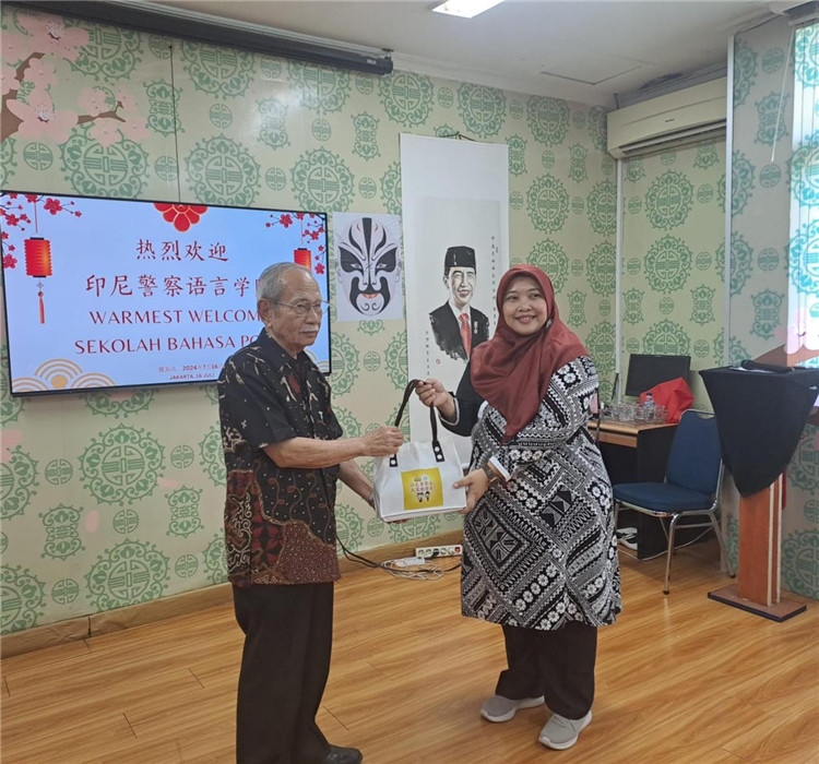 拉哈尤·蘇珊蒂與穆尼交換禮品。活動主辦方供圖