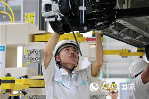 工人在廣汽埃安泰國智能生態(tài)工廠檢查汽車底座。 人民網(wǎng)記者 張矜若 攝