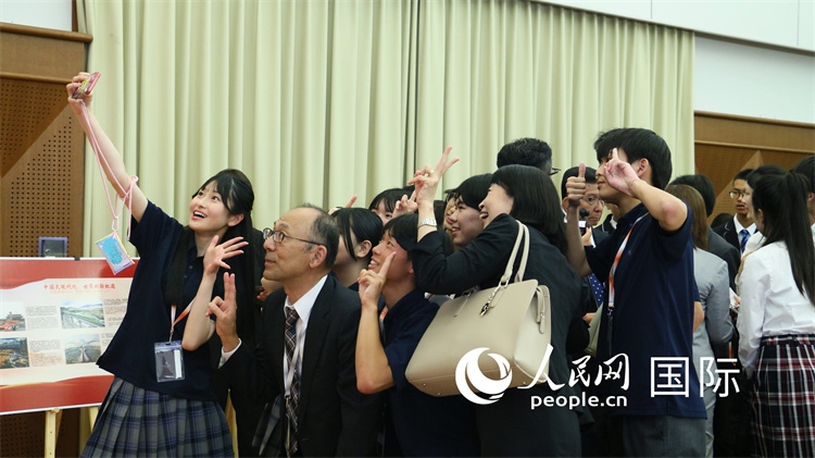 歡迎會現(xiàn)場，中日小大使歡樂互動。人民網(wǎng) 許可攝