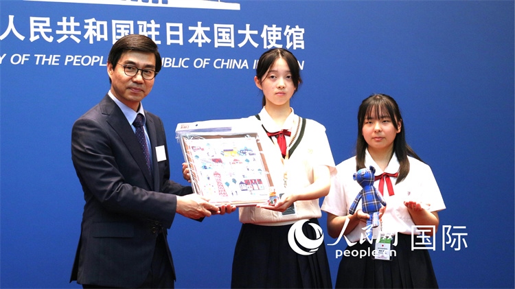 日本小大使向中國駐日本大使館臨時(shí)代辦施泳贈送當(dāng)?shù)靥厣Y品。人民網(wǎng) 許可攝