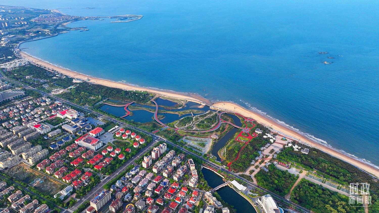△日照市陽(yáng)光海岸綠道。近年來(lái)，日照市對(duì)沿海裸露場(chǎng)地及岸線破損處進(jìn)行生態(tài)修復(fù)，建成約28公里的陽(yáng)光海岸綠道，為市民和游客提供了運(yùn)動(dòng)休閑好去處。（總臺(tái)央視記者范凱拍攝）