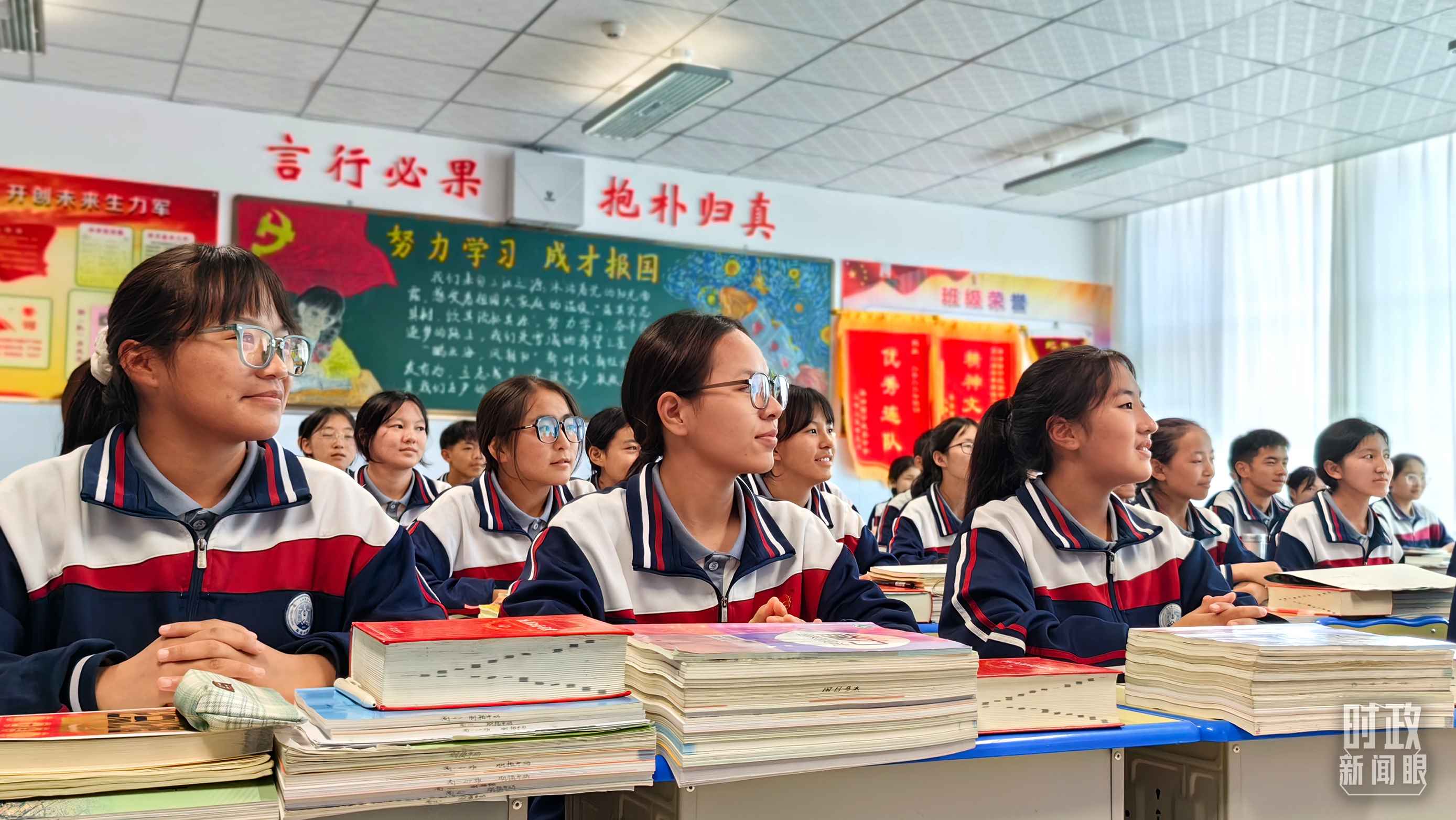 △果洛西寧民族中學(xué)高一（1）班的“新時(shí)代、新家鄉(xiāng)”主題思政課。（總臺(tái)央視記者段德文拍攝）