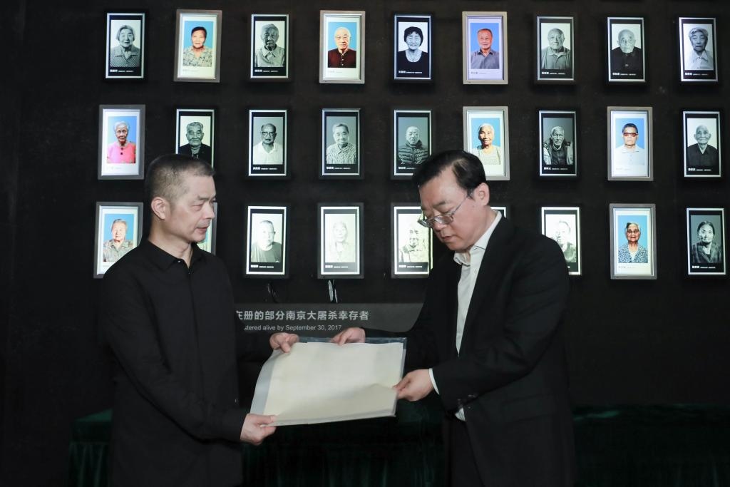 南京大屠殺幸存者高如琴的兒子向軍向侵華日軍南京大屠殺遇難同胞紀念館捐贈高如琴老人相關物品。（侵華日軍南京大屠殺遇難同胞紀念館供圖）