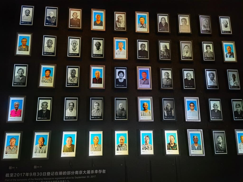 侵華日軍南京大屠殺遇難同胞紀念館內的幸存者照片墻局部。新華社記者邱冰清 攝