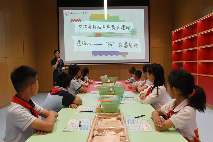 2024年5月18日，小學(xué)生在陜西歷史博物館秦漢館參加“文物與科技”系列教育課程。新華社記者 李一博 攝