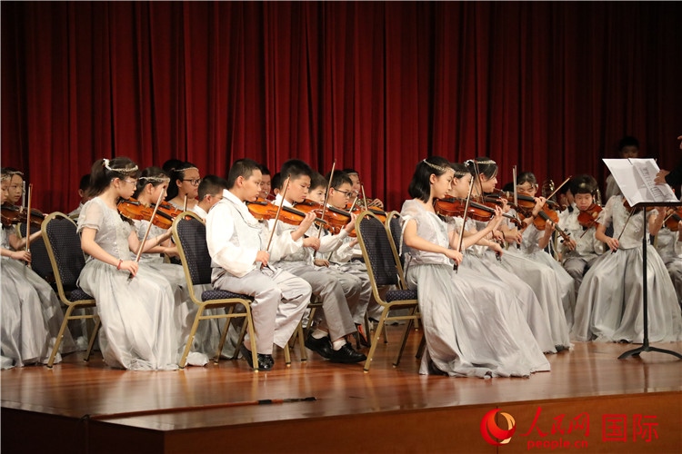 北京市學生金帆藝術團的學生們演奏音樂。人民網(wǎng)記者 李志偉攝
