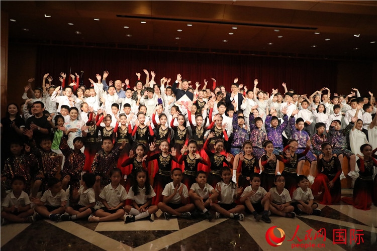 中美青少年藝術交流匯演活動結束后，嘉賓們與學生們合影。人民網(wǎng)記者 李志偉攝