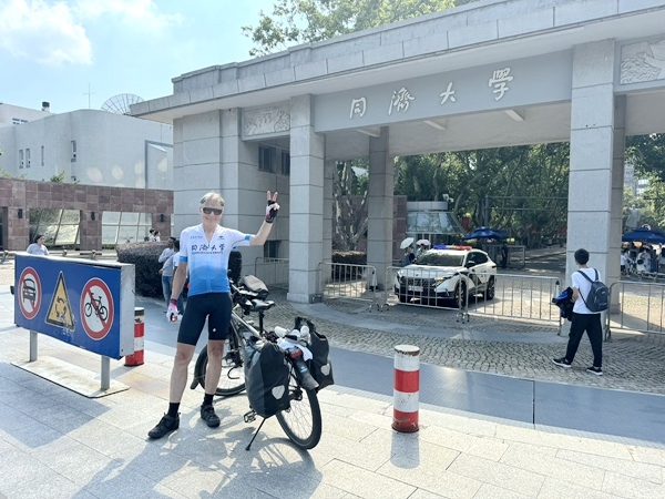 近日，同濟(jì)大學(xué)建筑與城市規(guī)劃學(xué)院Ole Bouman教授順利抵達(dá)上海。校方供圖