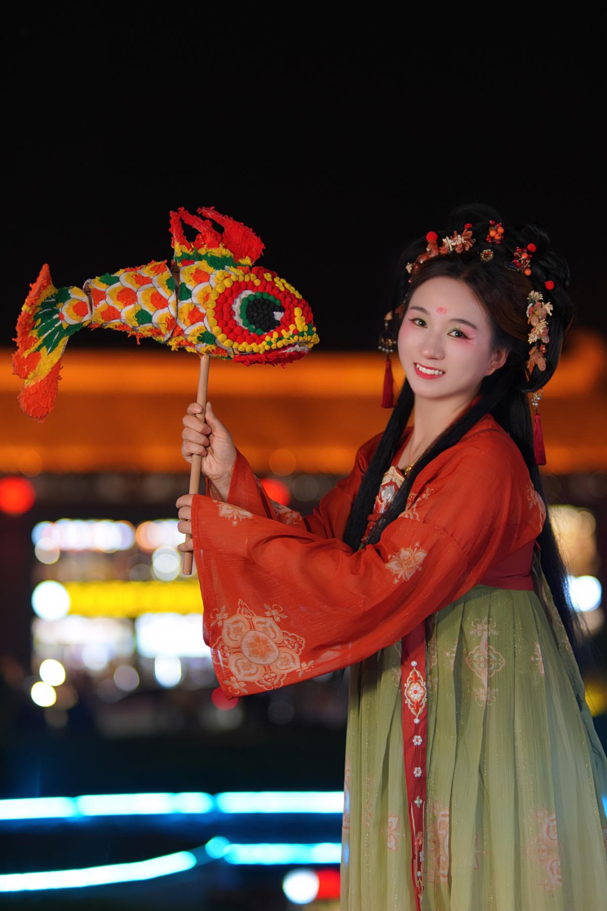 游客身穿漢服漫步在西安大唐不夜城。受訪者供圖