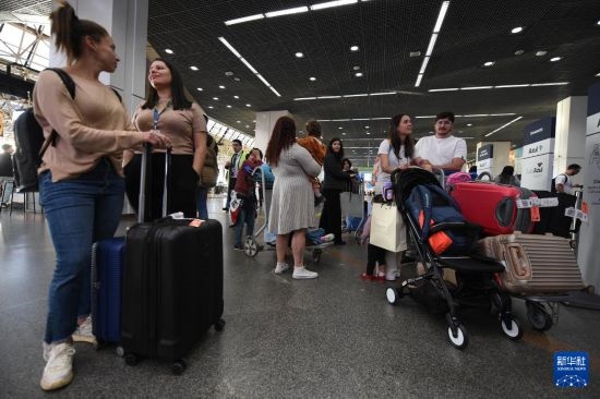 7月19日，受影響航班的旅客在巴西首都巴西利亞機(jī)場等待。新華社發(fā)（盧西奧·塔沃拉 攝）