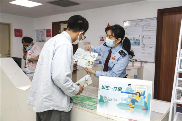 志愿者為葉先生介紹新生兒相關服務。云浮市稅務局供圖