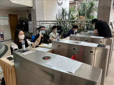 廣州市越秀區(qū)教育局現(xiàn)場審核返區(qū)生辦理材料，采用“提前網(wǎng)上預約、現(xiàn)場分批辦理”的方式進行。廣州市越秀區(qū)教育局供圖