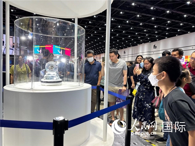 觀眾參觀中國“嫦娥五號(hào)”探測(cè)器從月球帶回的珍貴樣品。人民網(wǎng)記者簡(jiǎn)承淵攝