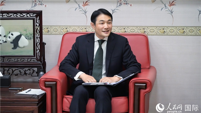 使館發(fā)言人畢海波公參介紹黨的二十屆三中全會情況并回答記者提問。人民網(wǎng) 郭錦標(biāo)攝