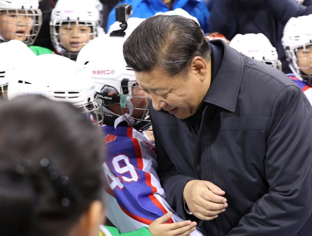 2017年2月24日，習(xí)近平總書記在北京五棵松體育中心考察時(shí)同青少年冰球愛好者“撞肩”，表示相互問候。新華社記者 丁林 攝