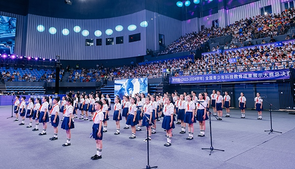 開幕式現(xiàn)場，學(xué)生們朗誦“科技強(qiáng)國 未來有我” 。主辦方供圖