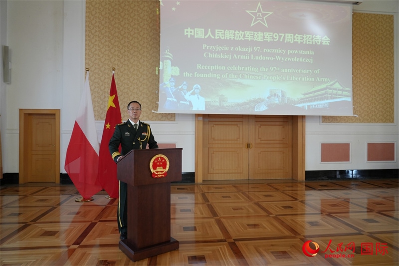 波蘭使館國防武官張寅生大校在招待會上致辭。人民網(wǎng)記者 李增偉攝 