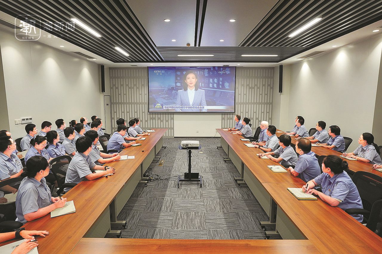 2024年8月1日晚，寧波永新光學(xué)股份有限公司員工集體觀看央視《新聞聯(lián)播》關(guān)于國(guó)家主席習(xí)近平給包陪慶、曹其鏞等祖籍寧波的香港企業(yè)家回信的報(bào)道。潮新聞?dòng)浾?賀元?jiǎng)P 彭鵬 周旭輝 攝