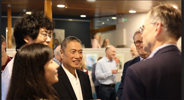 盧中見與嘉賓交流中國畫。許晉熙攝