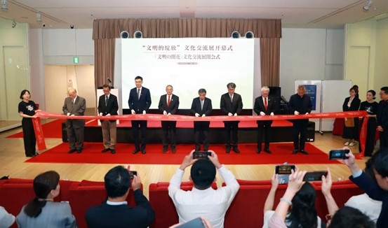 中外嘉賓共同為“文明的綻放”文化交流展開幕式剪彩。中國外文局國際傳播發(fā)展中心供圖