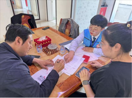 棋蒙政務(wù)企業(yè)服務(wù)中心幫辦代辦員為高老先生上門辦理業(yè)務(wù)。鄂托克旗政務(wù)服務(wù)與數(shù)據(jù)管理局供圖
