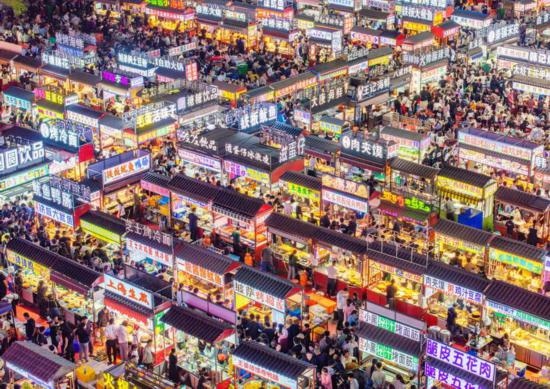 2024年4月21日，人們在河北省正定縣小商品夜市品嘗美食（無人機照片）。新華社發(fā)（武志偉 攝）