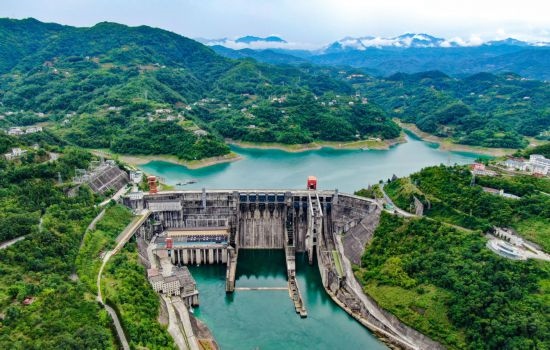 這是陜西安康水電站大壩（2024年6月21日攝，無人機照片）。新華社記者 蔡湘鑫 攝