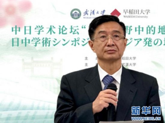 圖為中國(guó)駐日本大使館教育處公使銜參贊杜柯偉發(fā)表致辭。（武漢大學(xué)供圖）