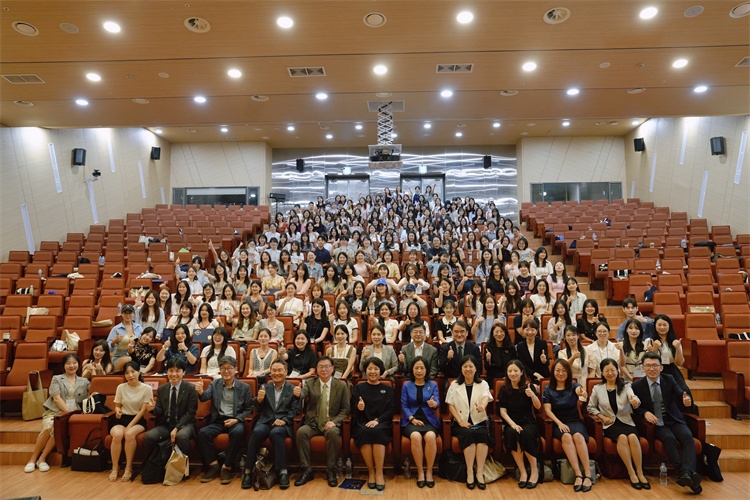 8月5日，第十一屆在韓國際中文教育志愿者崗中培訓(xùn)舉行開班儀式。圖為活動現(xiàn)場合影。 教育部中外語言交流合作中心供圖