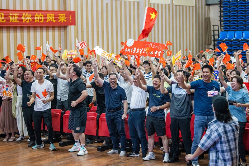 北京時間7月27日，2024年巴黎奧運(yùn)會首個比賽日，在射擊10米氣步槍混合團(tuán)體比賽中，中國選手黃雨婷/盛李豪獲得金牌。圖為黃雨婷的母校師生們通過收看奧運(yùn)直播的方式為她加油助威。