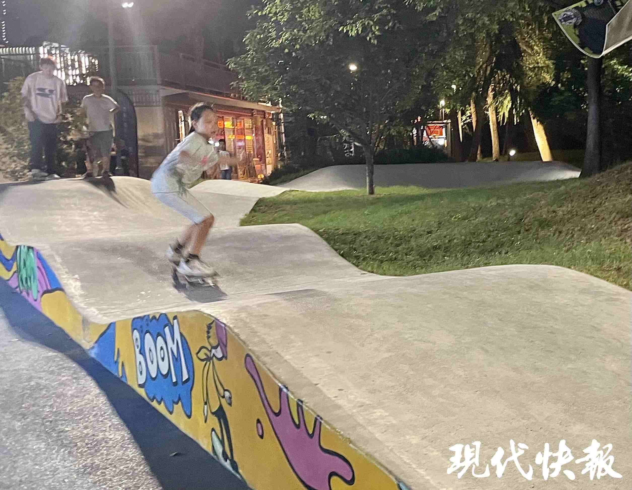 南京西城·夜未央的滑板場地上，一群青少年正在玩滑板