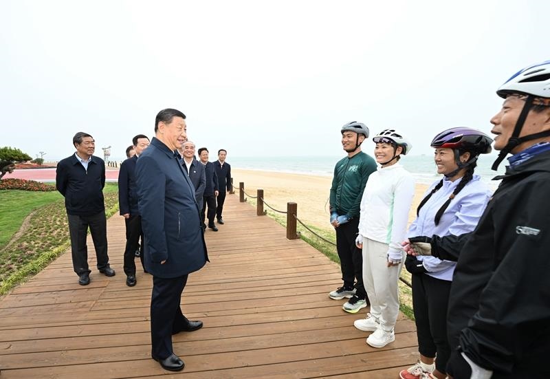 2024年5月22日，習(xí)近平總書記在山東日照市陽光海岸綠道同市民親切交流。