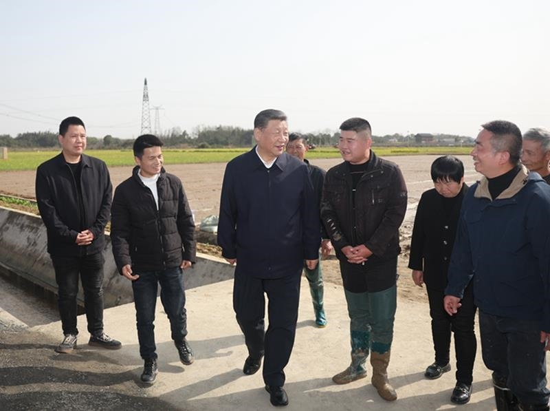 2024年3月19日，習(xí)近平總書記在湖南常德市鼎城區(qū)謝家鋪鎮(zhèn)港中坪村，同種糧大戶、農(nóng)技人員、基層干部親切交流。