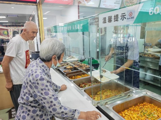 老年人在清水灣社區(qū)食堂就餐。新華社記者 鄒欣媛 攝