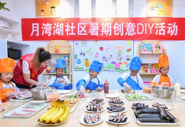 漯河市月灣湖社區(qū)青少年活動(dòng)室里，志愿者教孩子們做手工。 齊國(guó)霞攝