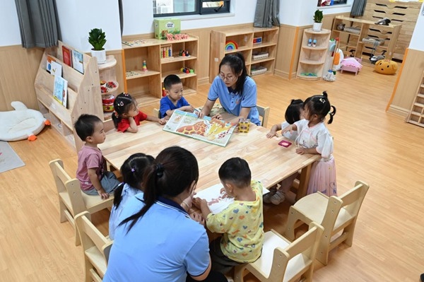 鄭州市金水區(qū)杜嶺街道工會(huì)專門開(kāi)設(shè)了低幼兒童托管班。人民網(wǎng)記者王玉興攝