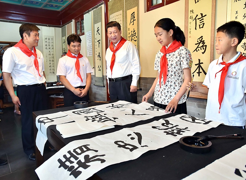2014年5月30日，習(xí)近平總書(shū)記來(lái)到北京市海淀區(qū)民族小學(xué)，參加慶?！傲弧眹?guó)際兒童節(jié)活動(dòng)。這是總書(shū)記觀看學(xué)生書(shū)寫(xiě)的毛筆字。